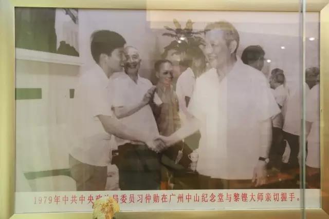 与习近仲勋同志亲切握手