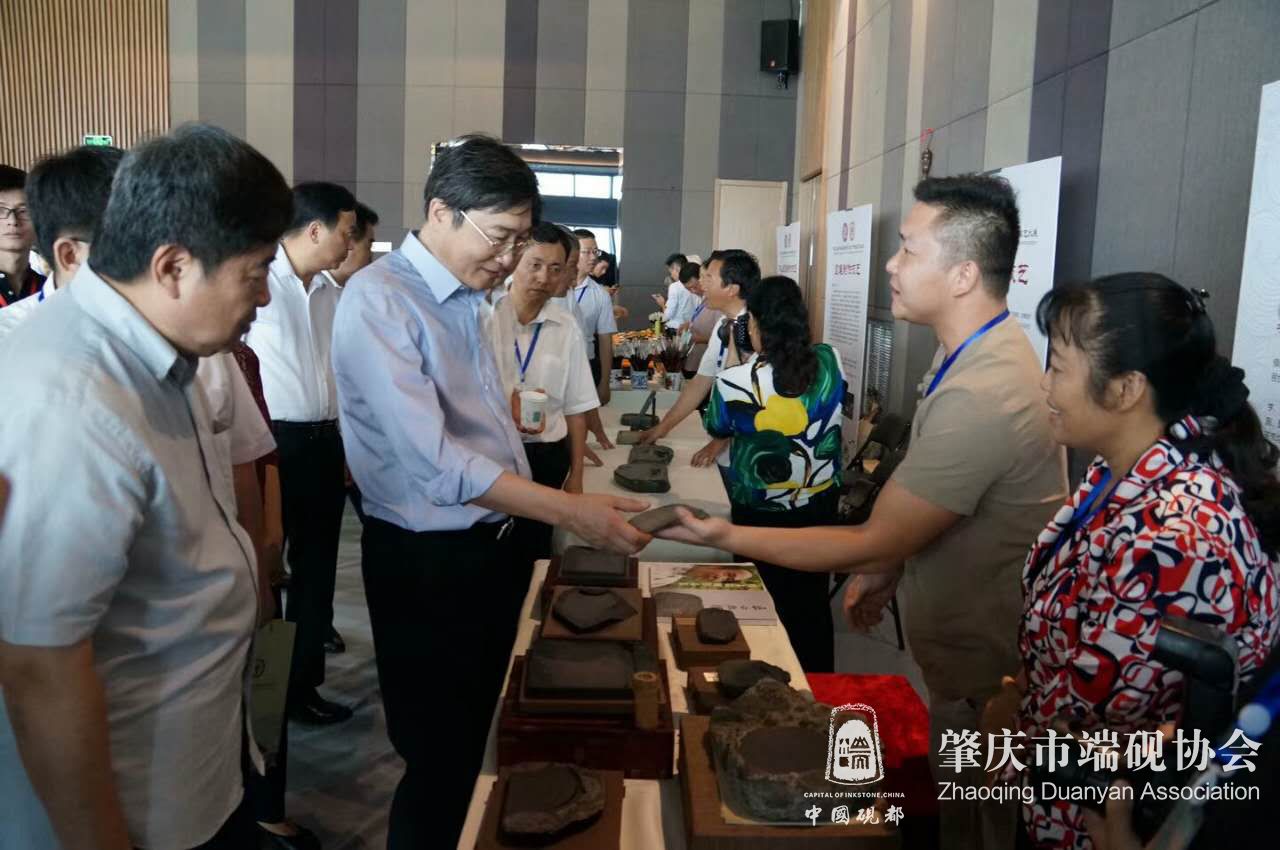 为广东省文化厅副厅长陈杭介绍端砚文化