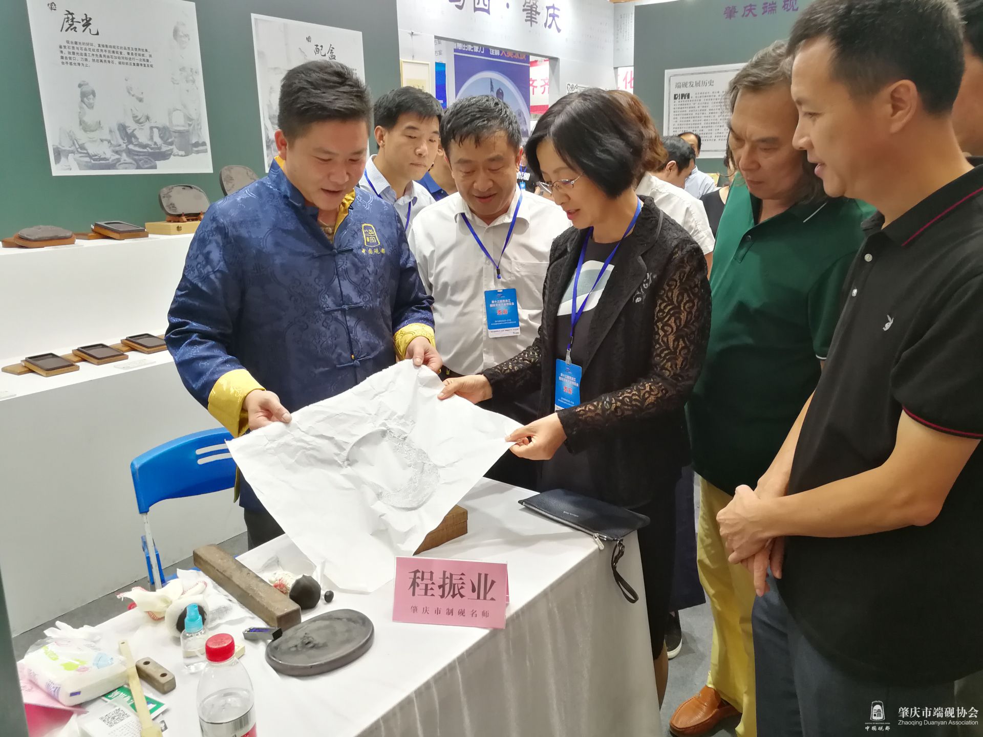 市制砚名师程振业向张部长介绍端砚拓片