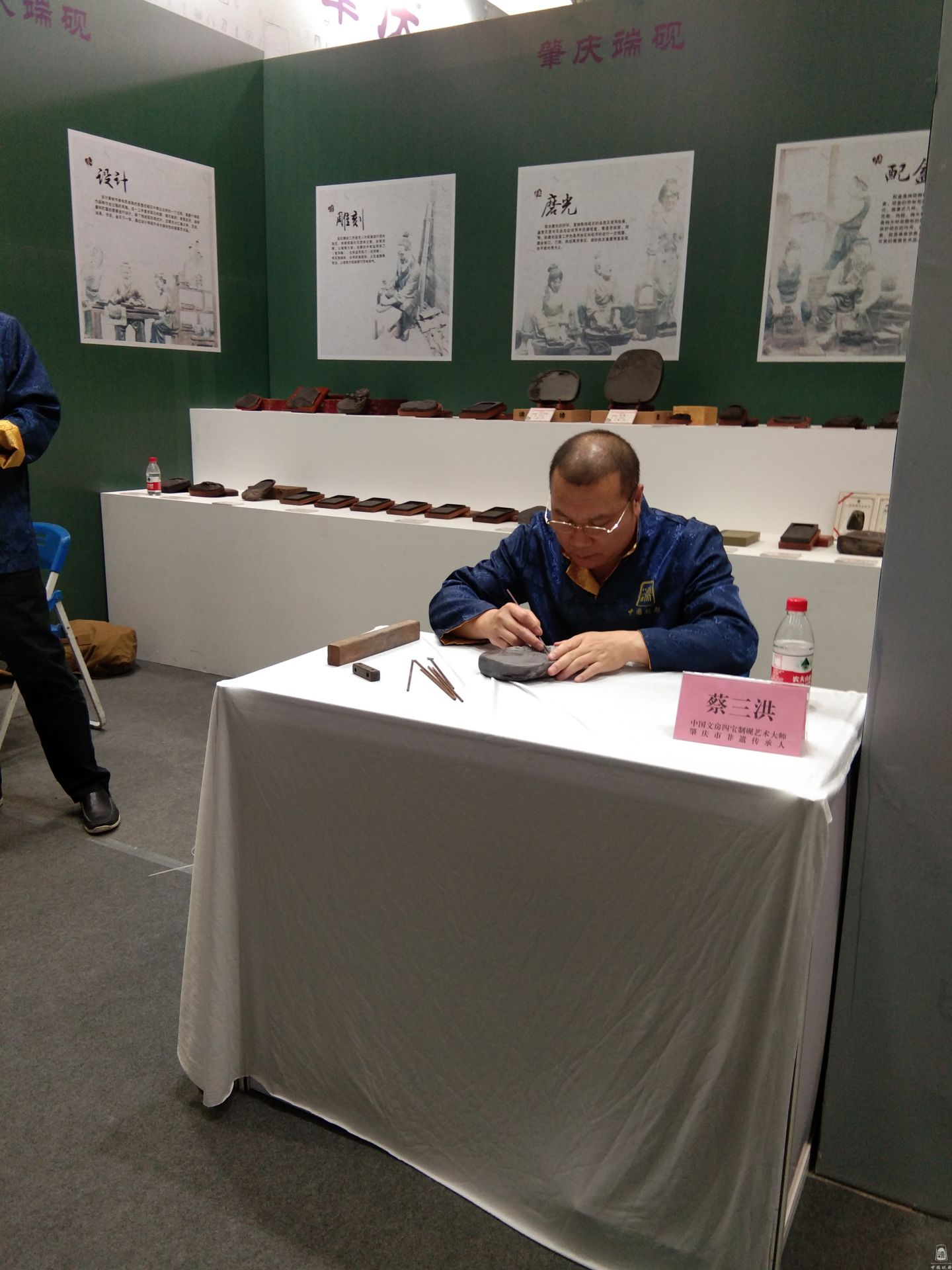 蔡三洪参与文化界宣传活动现场展示端砚雕刻技艺