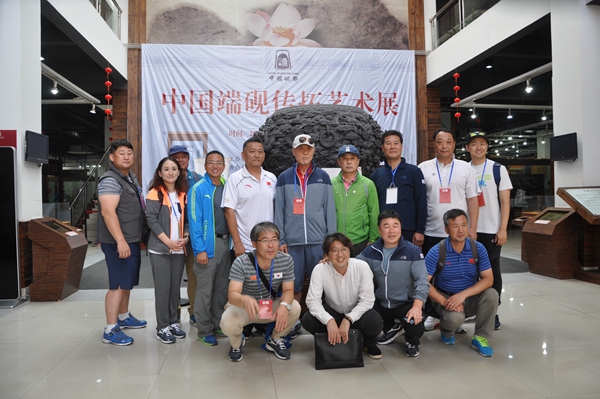 外国友人参观艺术馆