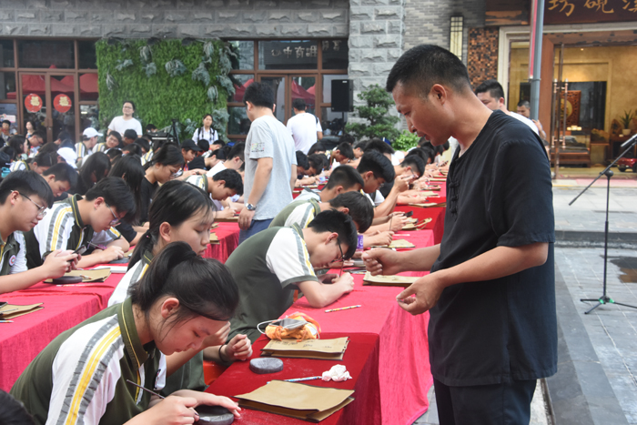 在砚村200人制砚